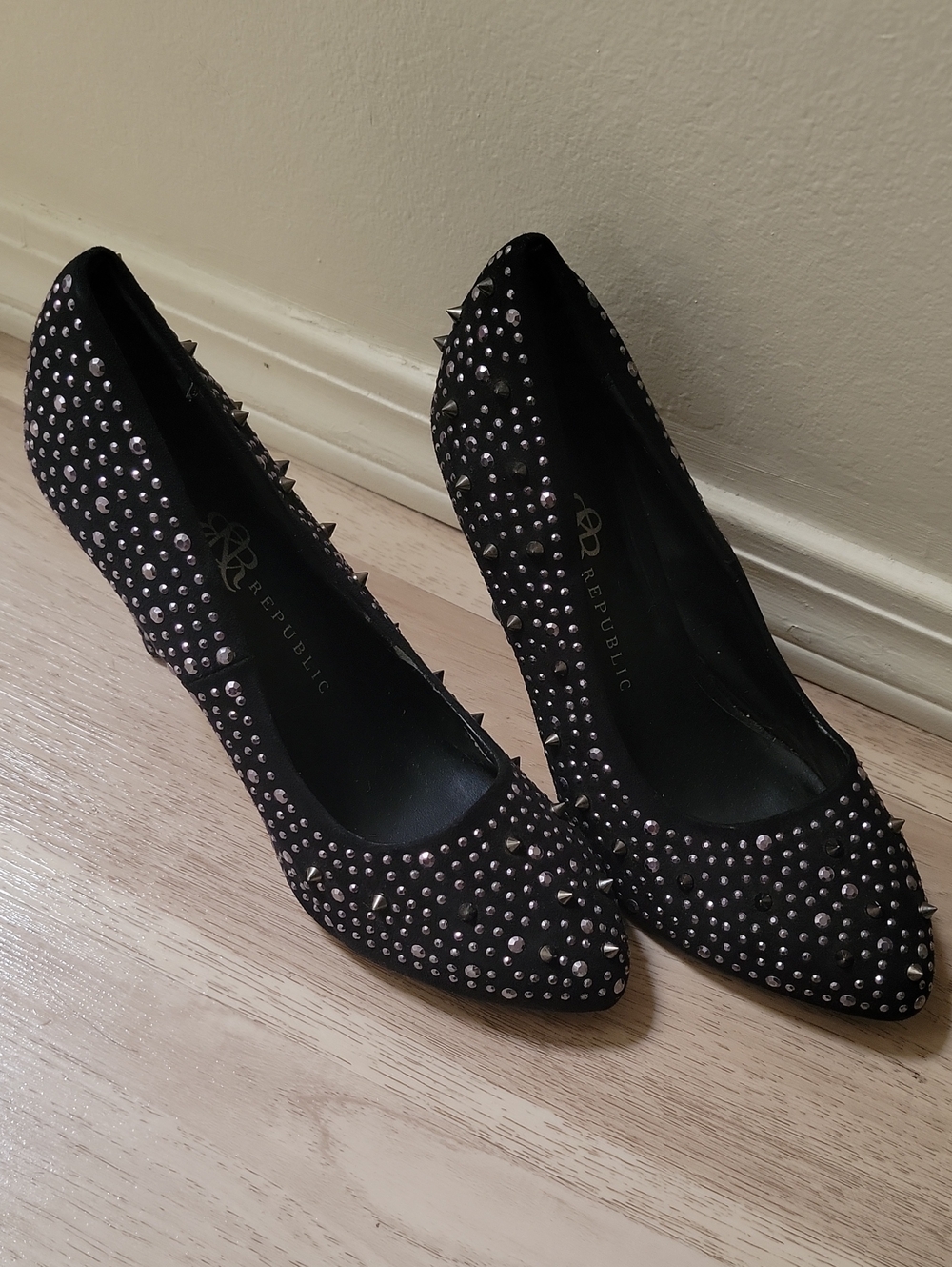 ROCK REPUBLIC Black Studded Pointed-Toe Pumps